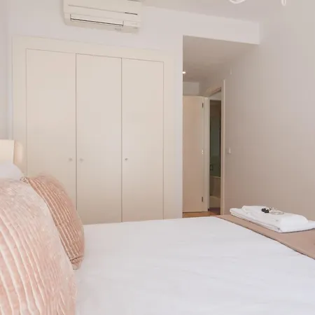 Flamingos - Spacious 2 Bedroom Apt With Ac And Outdoor Area