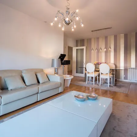 Flamingos - Spacious 2 Bedroom Apt With Ac And Outdoor Area *