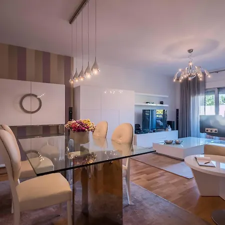 Flamingos - Spacious 2 Bedroom Apt With Ac And Outdoor Area *
