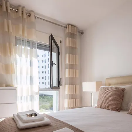 Flamingos - Spacious 2 Bedroom Apt With Ac And Outdoor Area *