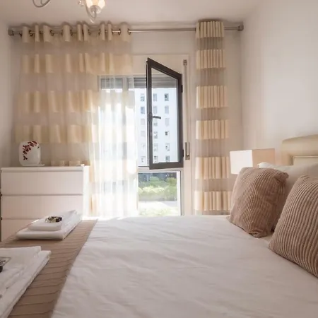 Flamingos - Spacious 2 Bedroom Apt With Ac And Outdoor Area *